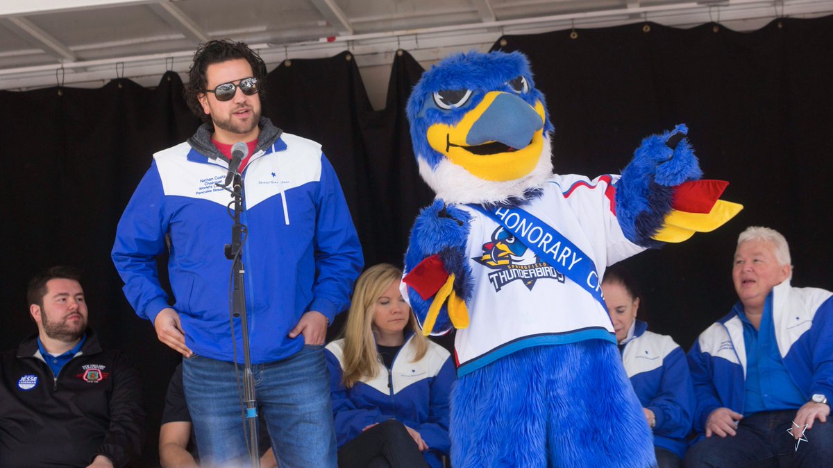 TBT - It was 2019 when @ThunderbirdsAHL's President Nate Costa and Boomer served as the 𝗪𝗼𝗿𝗹𝗱'𝘀 𝗟𝗮𝗿𝗴𝗲𝘀𝘁 𝗣𝗮𝗻𝗰𝗮𝗸𝗲 𝗕𝗿𝗲𝗮𝗸𝗳𝗮𝘀𝘁 Honorary Chairs.  This year it is @Hoophall and its President John Doleva. 

Sponsored by @MGMSpringfield