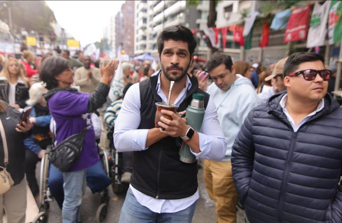 Ojeda mateando en medio del bolchaje.