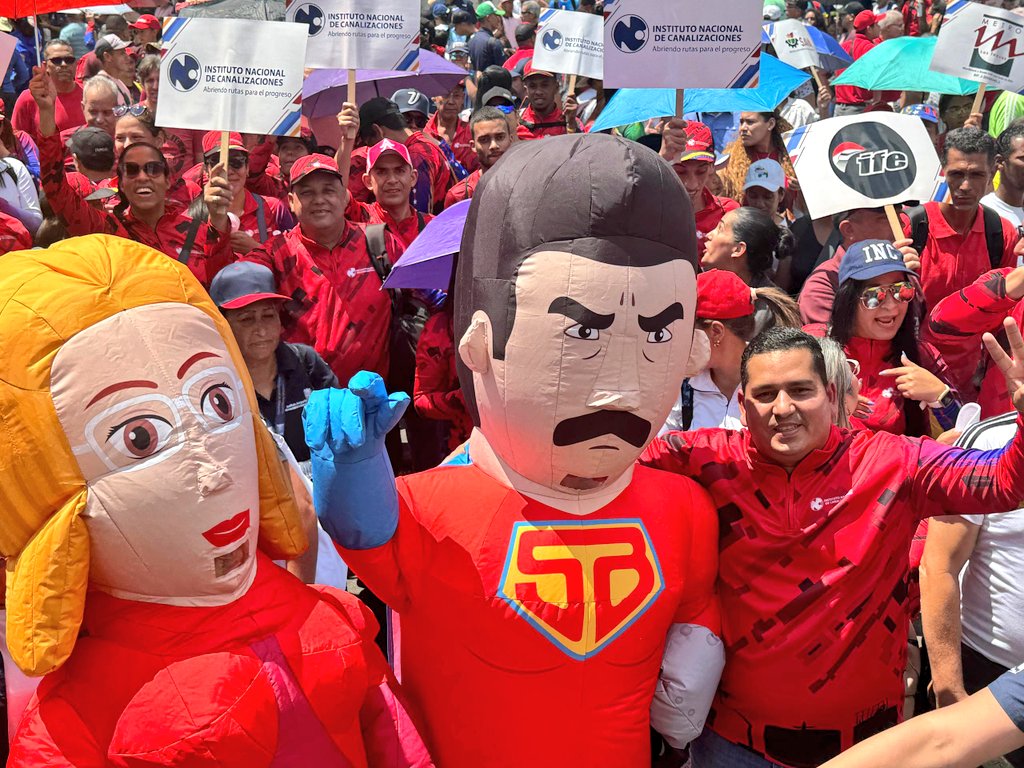 #EnFOTOS | El sector transporte siempre consecuente con el conductor de victorias, el Pdte. @NicolasMaduro. Hoy la gran familia #INAC se moviliza en Caracas para celebrar el Día del Trabajador. ¡Seguimos comprometidos con nuestra patria! 🇻🇪✈️ #MayoDeTransformación