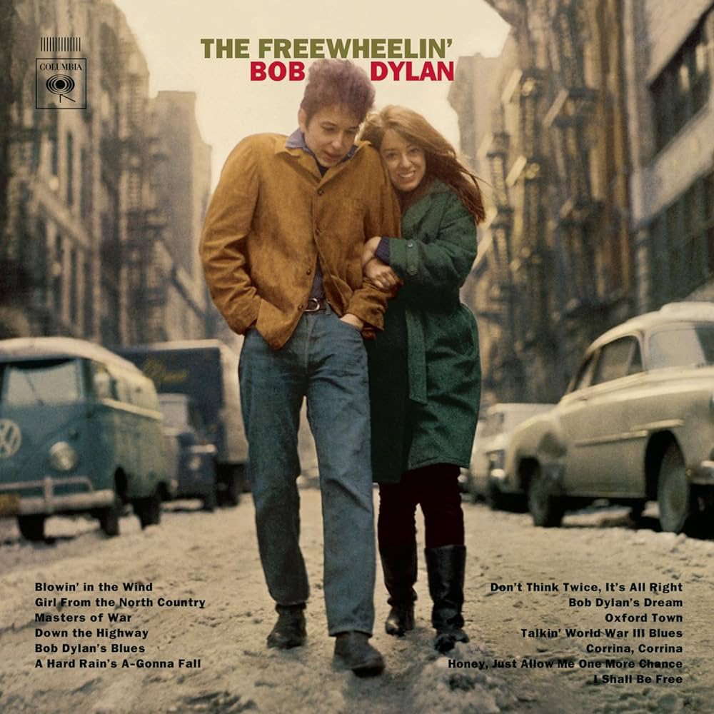 Timothée Chalamet y Elle Fanning recrearon la portada del álbum 'The Freewheelin' de Bob Dylan para la biopic del cantante, 'A Complete Unknown' 🤩