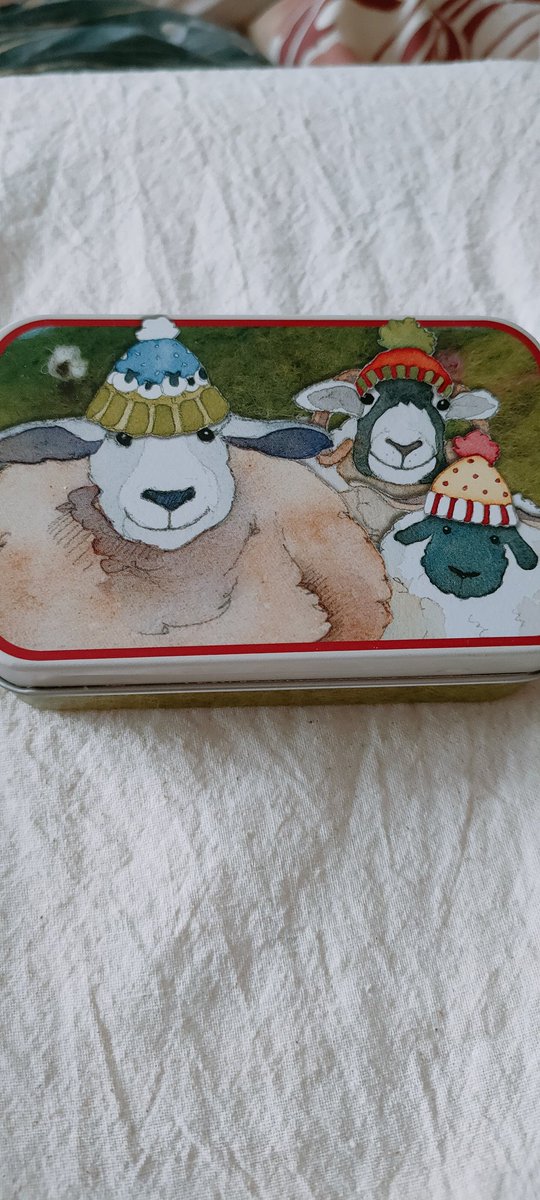 @woolhour We stopped off in Bishops Castle and had to buy this gorgeous tin. Anyone recognise who designed it. 🤔#woolhour