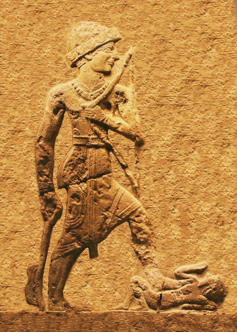 Iddin-Sin, King of Simurrum, armed with a bow and an axe, trampling a foe. ( 2000 BCE) The Kingdom of Simurrum was a Hurrian City-State located in the northeastern part of Mesopotamia and was an ally of the Lullubi. ☀️⛰️🐐Mesopotamia History