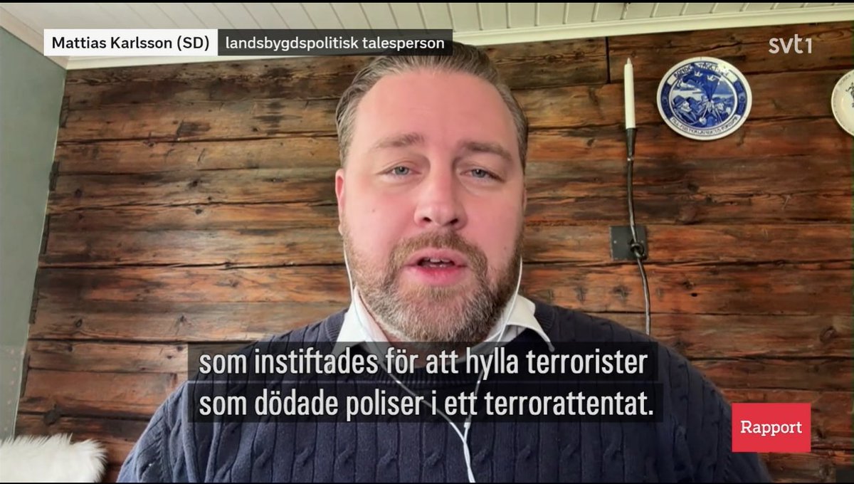 Inga kritiska frågor på det här fullkomligt häpnadsväckande och historierevisionistiska uttalandet om 1 majfirandets ursprung. Det föreligger i princip konsensus bland historiker att domarna var ett extremt rättsövergrepp som resulterade i att fyra oskyldiga arbetare avrättades.