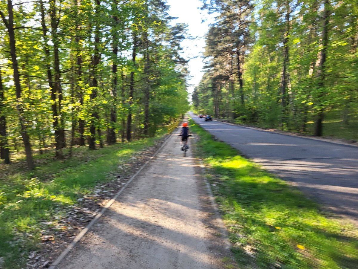 Drugi dzień był zupełnie niezgodny z planem. Zostaliśmy na drugą noc na tym samym campingu i zrobiliśmy pętlę na lekko. Syn chciał pobić swój rekord dystansu sprzed roku, a z tobołami byłoby ciężko. Szczególnie, że część tej pętli - czarny szlak Kaszubskiej Marszruty - to piachy.