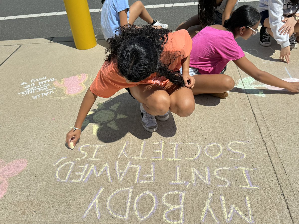 BLOOM Week day 3 - chalk art. Spreading positive energy and body acceptance along the bus pickup route. Love yourself. Love your body. #bodyacceptance #bodypositivity #wwprsd #MentalHealthAwarenessMonth #TeamCommUNITY☀️ 🎨