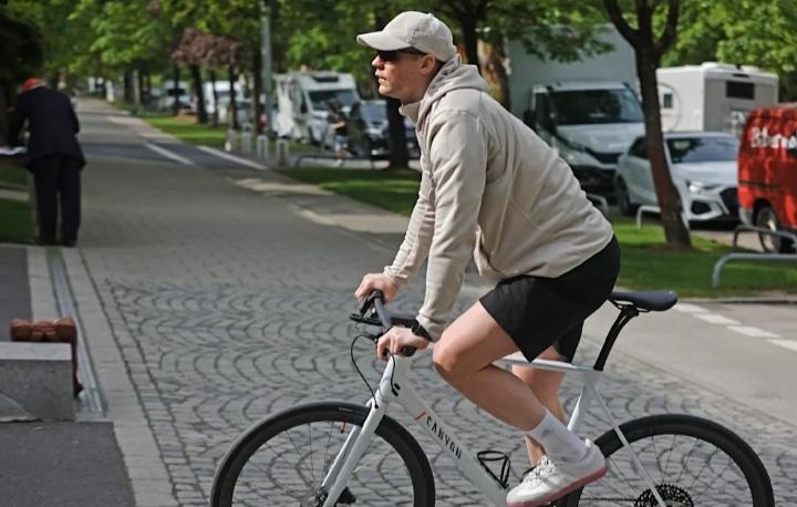📸 The day after Bayern's 2-2 draw in the first leg of the Champions League semi-final against Real Madrid at home, @BILD caught Manuel Neuer driving up to the club grounds of the German record champions on Säbener Straße on a white bicycle at 10:01 a.m.