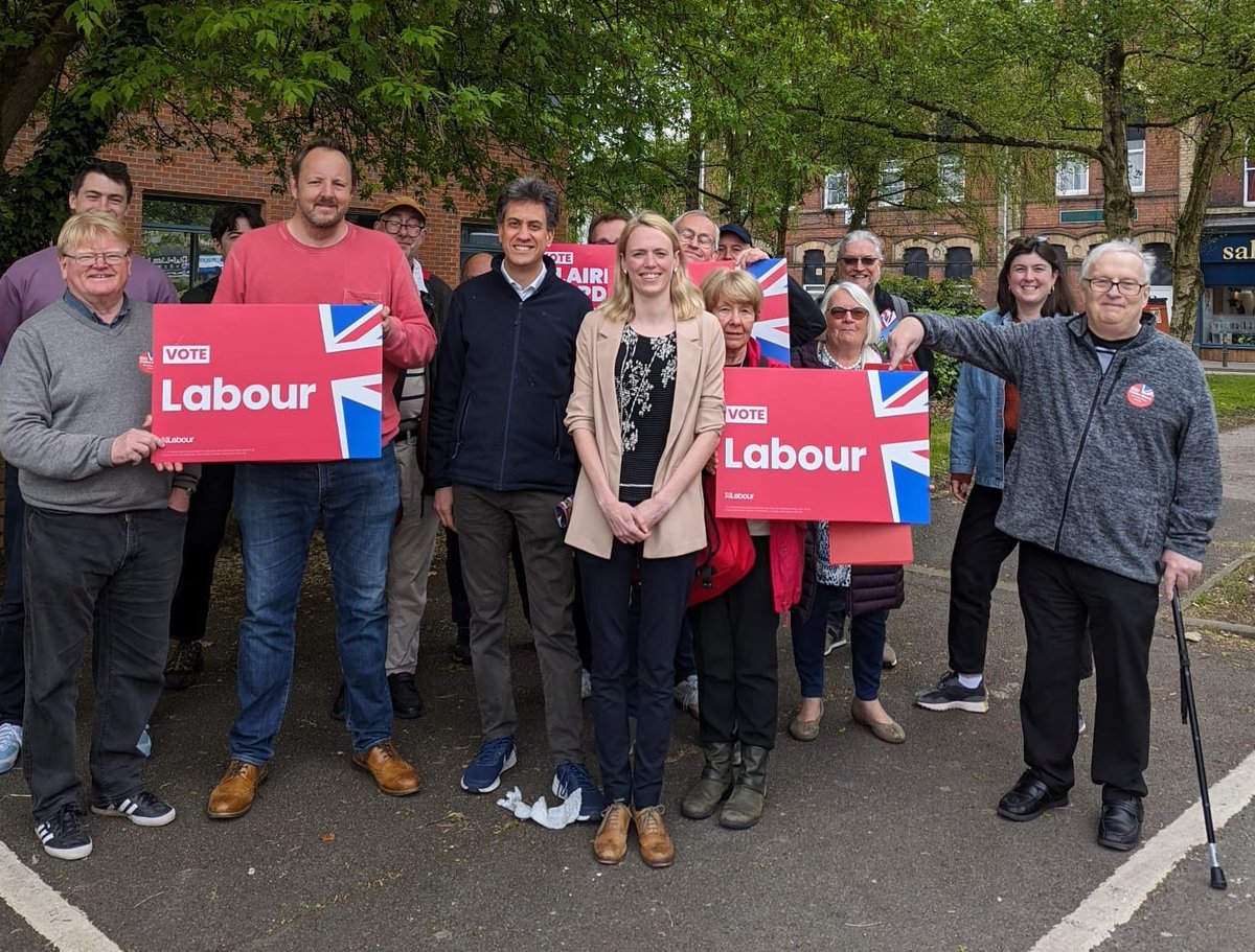 An honour to welcome the fantastic @Ed_Miliband to #ClayCross as we campaign for @ClaireWard4EM & @NicolleNdiweni! Big thanks also to @tobyperkinsmp & our great #Labour activists! 🌹 One last push before Polling Day tomorrow💪 We got this!
