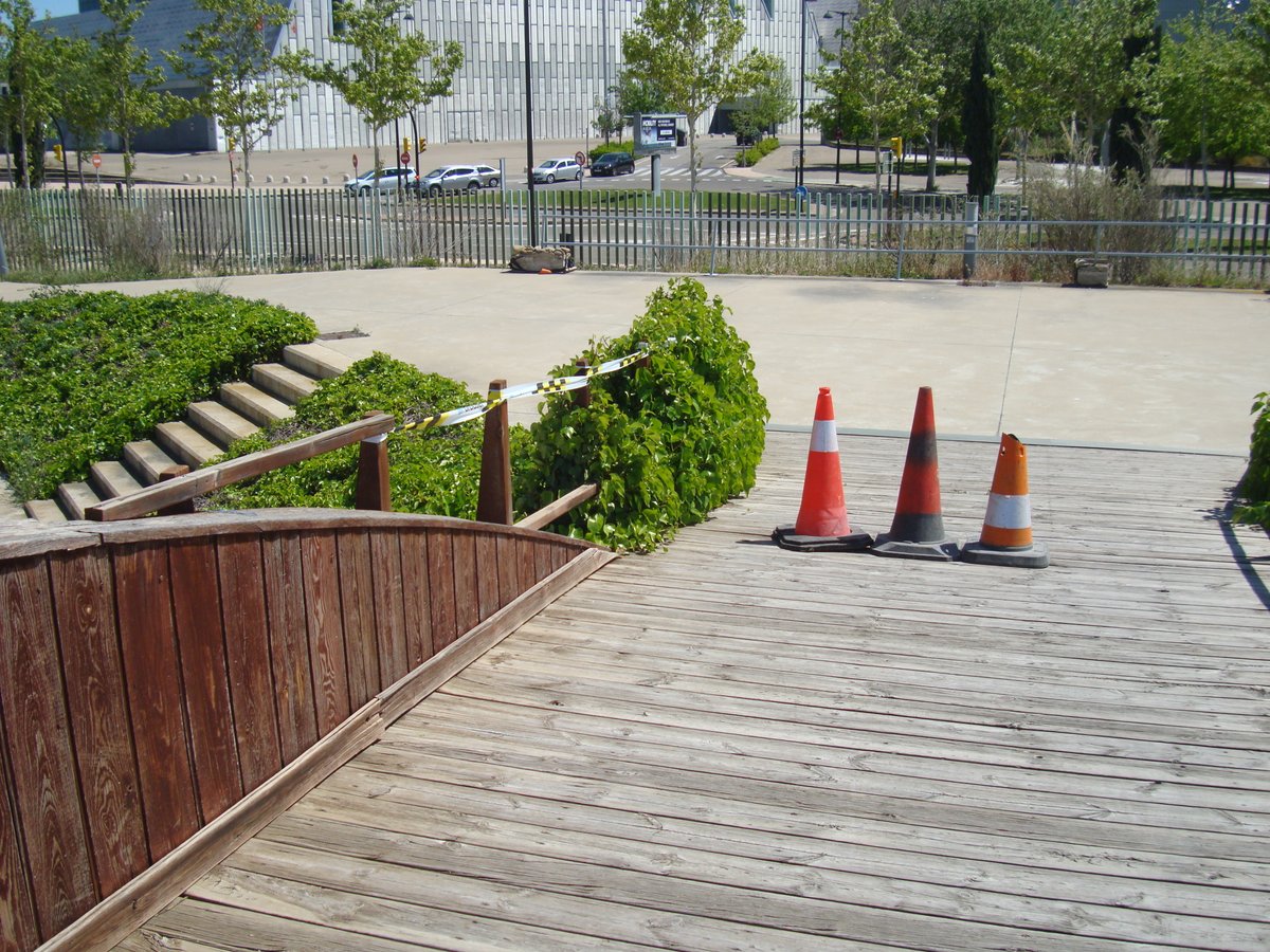 Este puente lleva sin barandillas y con tablones rotos mas de un año. Algún día se caerá alguien y nos echaremos las manos a la cabeza.