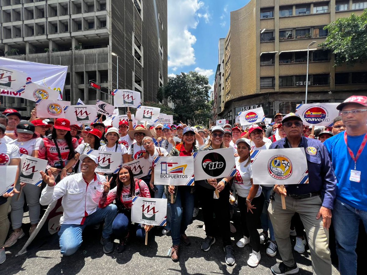 Nuestra fuerza laboral movilizada en la marcha con motivo del Día Internacional del Trabajador y la Trabajadora. El sector transporte ha dicho presente en esta gran jornada, colorida y alegre. ¡Viva Venezuela y sus trabajadores! 🇻🇪 #MayoDeTransformación