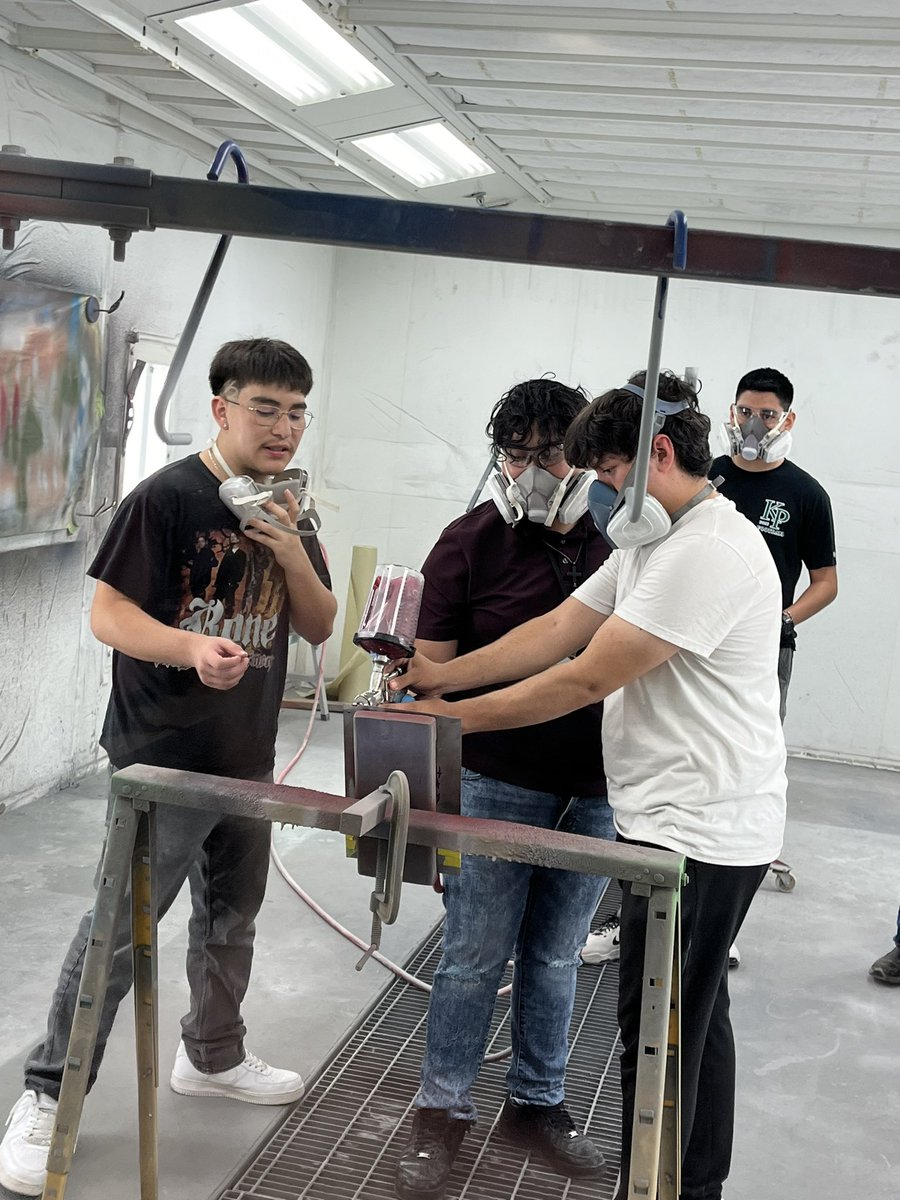KphsAuto's tweet image. KPHS Refinishing seniors teaching the 1st year students how it’s done. 
@HumbleISD_KPHS 
@HumbleISD_CTE 
@HumbleISD