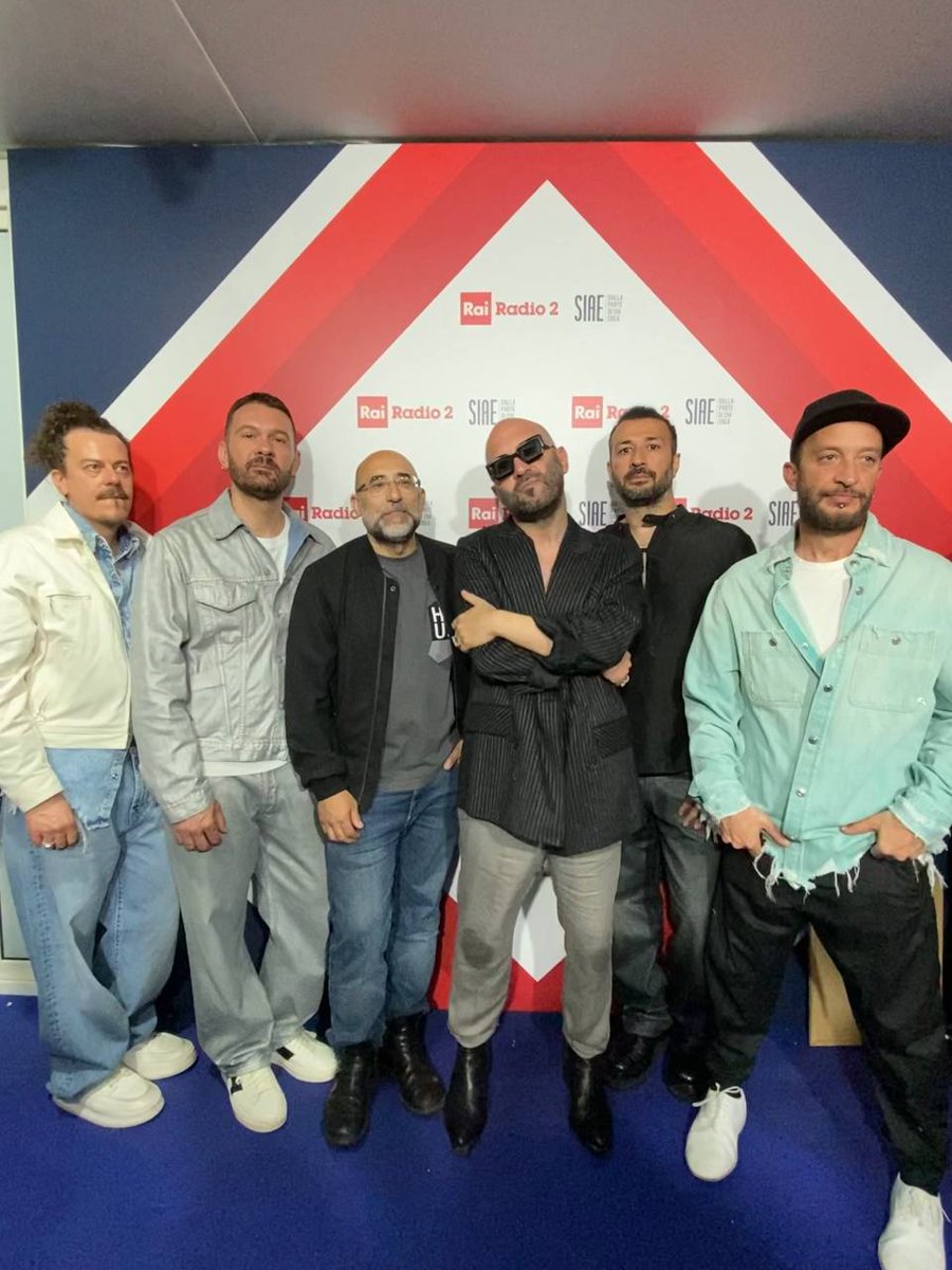 I @Negramaro nel backstage di Rai Radio2 al @primomaggioroma #1M2024 Rivedi su @RaiPlay 🖥️ raiplay.it/video/2024/05/…