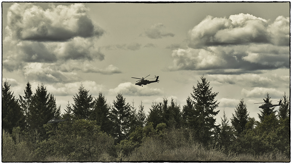 'Three Ship'.  Terrain following exercise, a pair of Cobras and Blackhawk lead.  

#JBLewisMcChord
#USArmy #Cobragunships #military #blackhawkhelicopter 
#militaryaviationphotography #helos