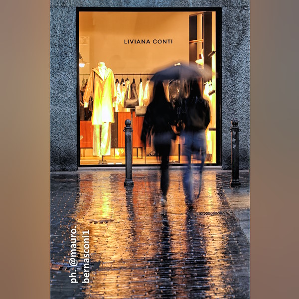 COMO. Giornata di pioggia per le vie del centro ... (Via Pantero Pantera). My photos of Como city & lake in: ▶️facebook.com/COMOcitylake + ▶️instagram.com/mauro.bernasco… #Como #LakeComo #ComoLake #LagoDiComo #Lario #inLombardia #Photography #Fotografia #photo #photographer #motionblur