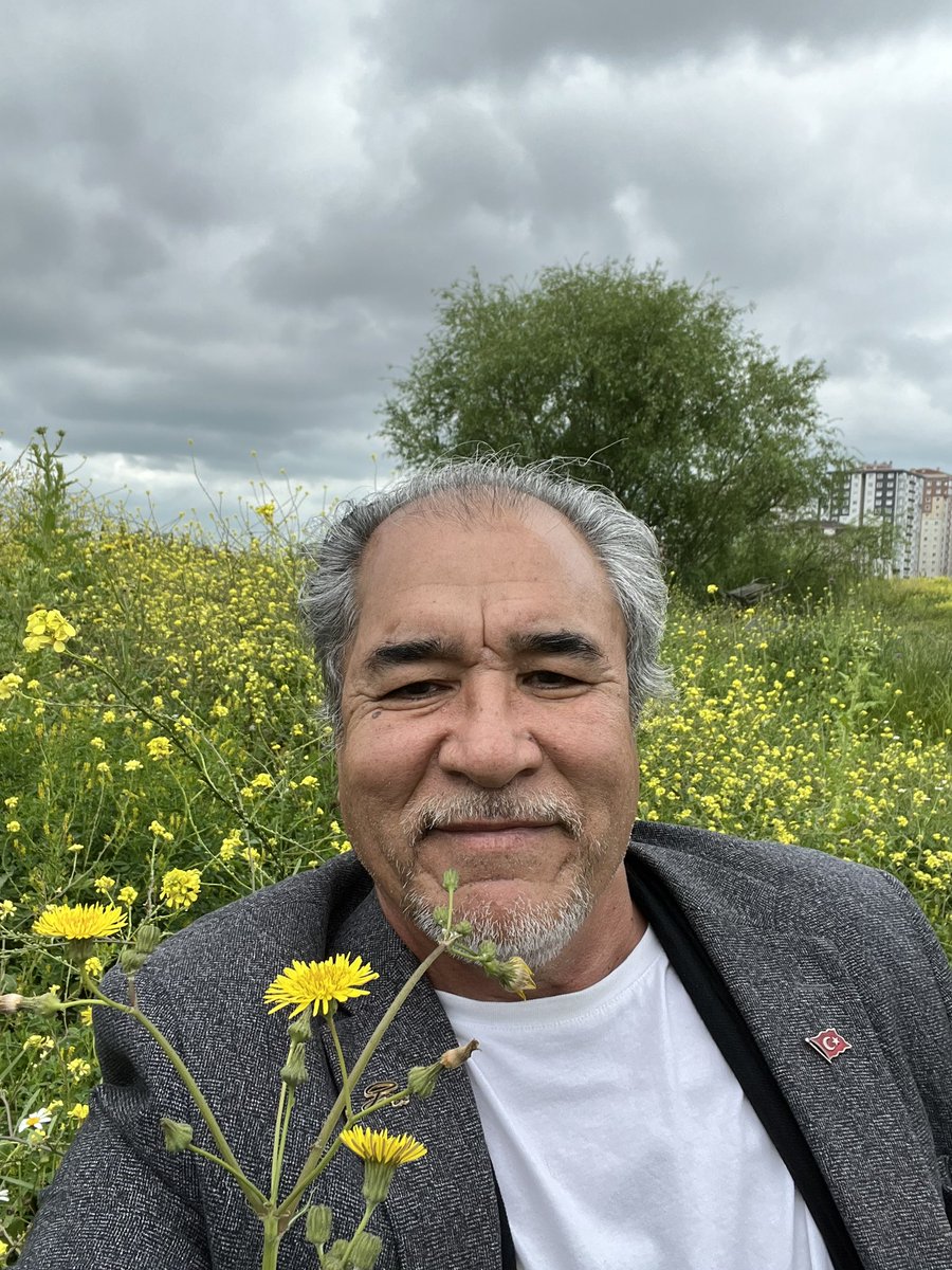 🌸سلام بر آنان که در ما چیزی را دوست داشتند
که خودمان آن را ندیدیم و دوست نداشتیم…🌺🤔
#محمود_درویش🍀