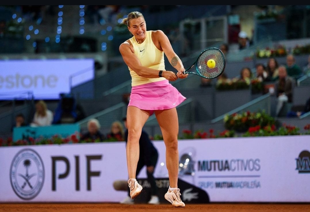 ¡SABALENKA A SEMIS! Aryna Sabalenka 🇧🇾 derrotó 6-1 6-4 a Mirra Andreeva 🇷🇺 y se mete en semis de Madrid, donde defiende el título. La bielorrusa se mostró muy sólida con su característico tenis ofensivo. Se viene un gran partido ante Elena Rybakina 🇰🇿.