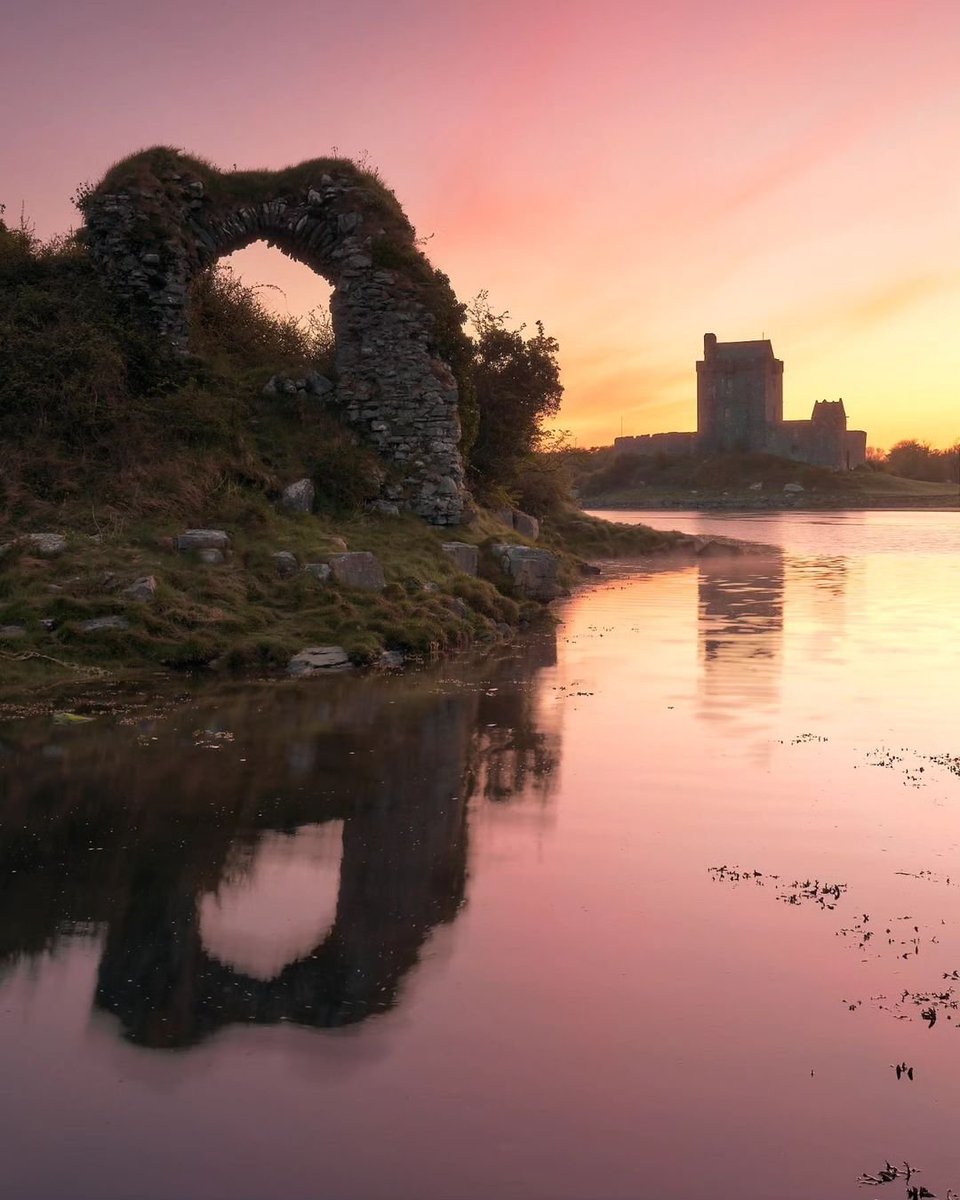 Like a postcard... The beautiful Dunguaire Castle on the shores of Galway Bay! 🏰💯😍

📸 Przemyslaw Kilanowski Photography
📍 Dunguaire Castle, Kinvara

#PicturePerfect #AmazingPlaces #IrishCastle #DunguaireCastle #Kinvara #Galway #Ireland #VisitGalway