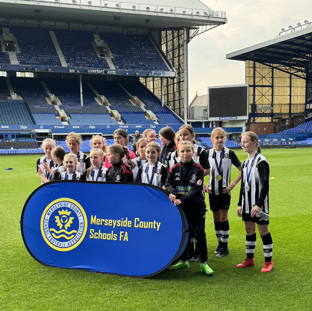 What a great game @Everton tonight!

Both teams battled hard & bucketloads of talent on show. ⚽️ 

Be proud girls - & tell everyone in school tomorrow you’ve played in such a grand old stadium.🏟️

Congratulations to @seftongirls on the win. Well deserved.👏 

#MemoriesMade