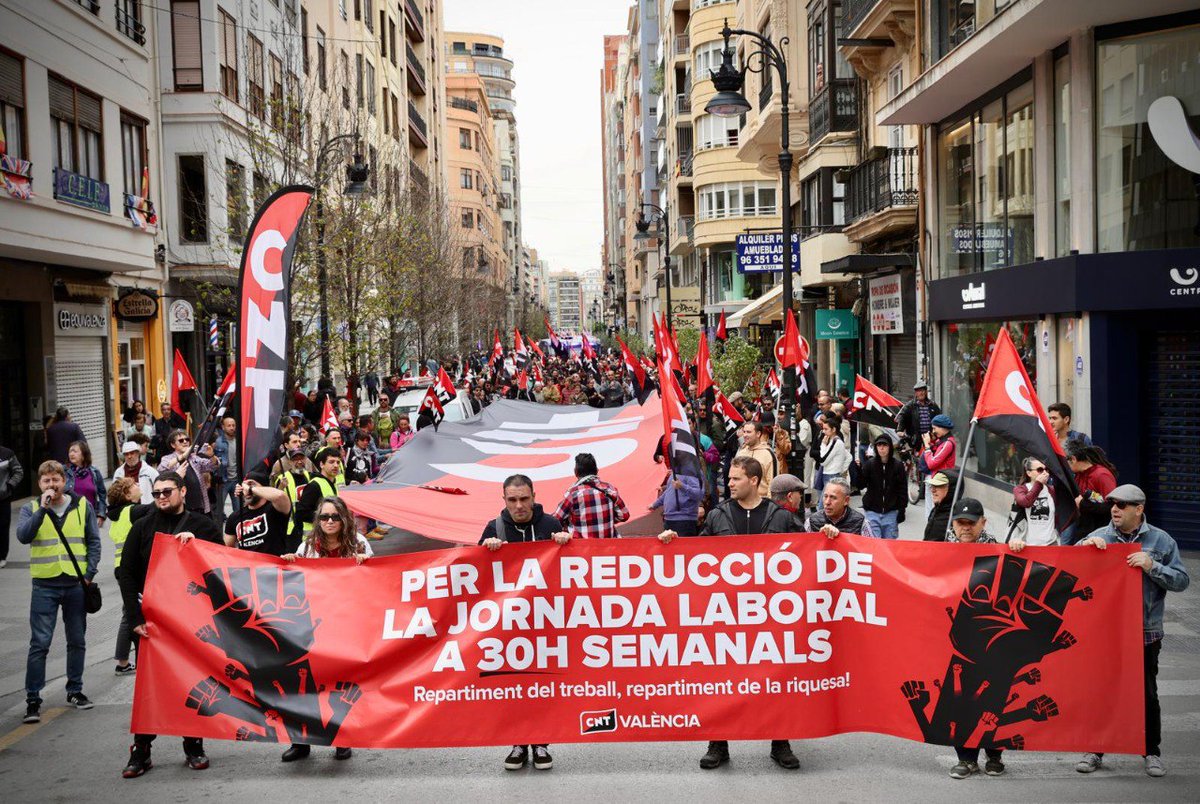 Hoy he estado en el #1DeMayo con @CNT_Valencia Hay algo que huele a cambio en las calles. Han habido varias Manifestaciones. El único sindicato que no recibe subvenciones, y que es independiente de partidos políticos, ha convocado probablemente la marcha más grande de TODAS.