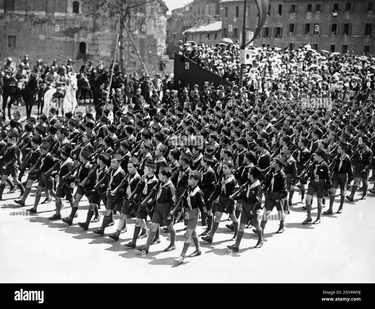 @Langlois50027 @DurantFranois3 Réfléchissez à l'avenir de vos enfants. Les garçons de l'Opéra fasciste Nazionale Balilla défilent dans une parade sur la via dell'Impero en  1934 avec le fusil à l'épaule . Ha il est beau  l'avenir avec l'extrême droite ! 🤮🤮🤮