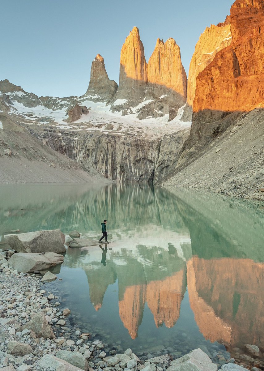 Base Torres : por algo es tan popular. No siempre toca una mañana tan bella, pero cuando pasa, bueno…pasa esto. Sin palabras. 🏔️ Torres del Paine, Patagonia, Chile