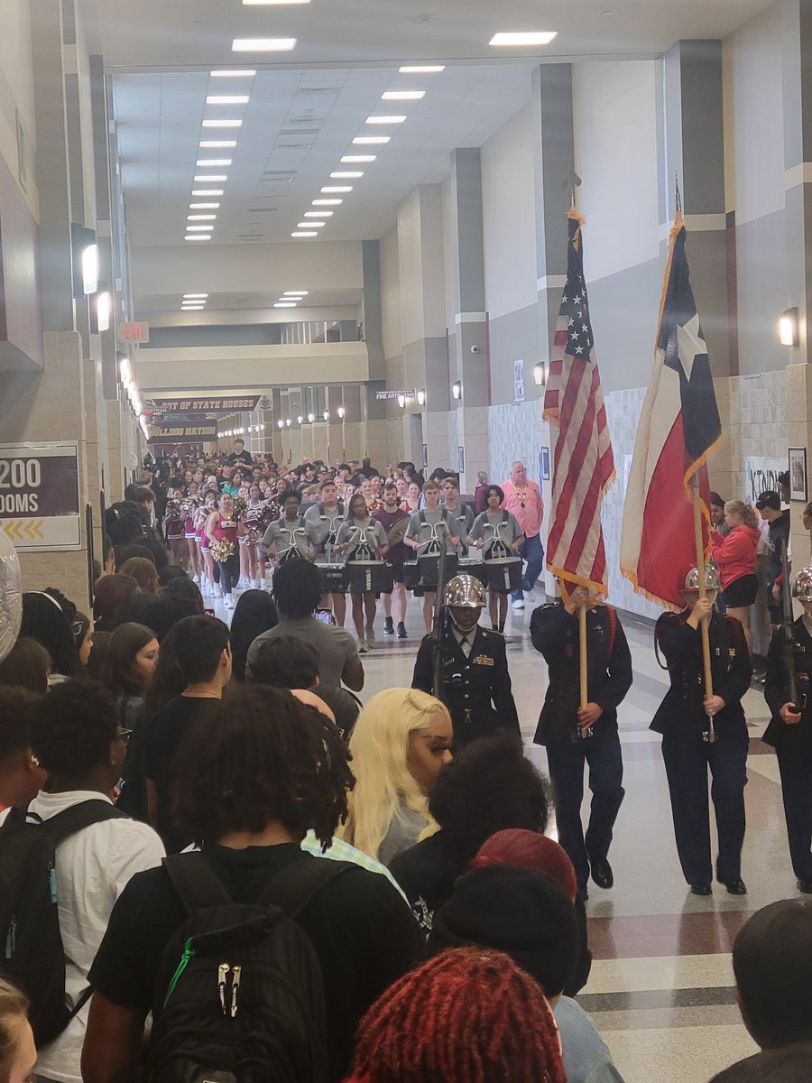 Celebrating out State kids and the Arts represented wearing ALL their medals! #bestisthestandard #schsartrocks #HumbleISDartists @HumbleISD_SCHS @VisualArtHumble