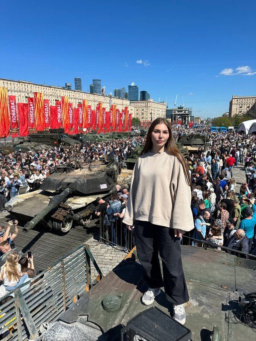 ❤️🇷🇺 RUSSIANS proudly celebrate in front of captured UKRAINIAN NAZI/NATO military equipment.