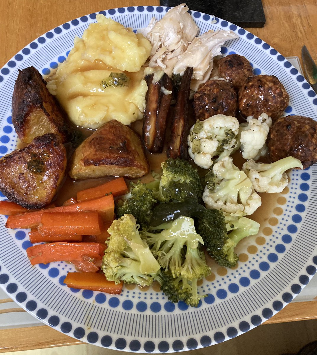 emmacook's tweet image. Cheeky midweek roast. Thanks to @BumblesGG for all the tasty veg 🥦🥕🥔🥰