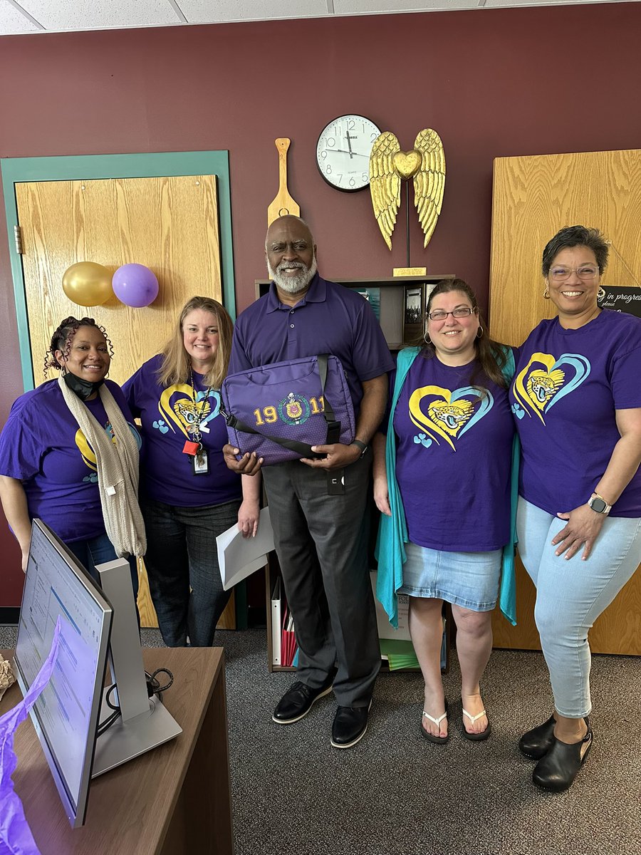 A Big Thank You to our assistant principals, administrative assistants, teachers and staff for this appreciation on National Principals Day! #Increase @SufVAschools 💜