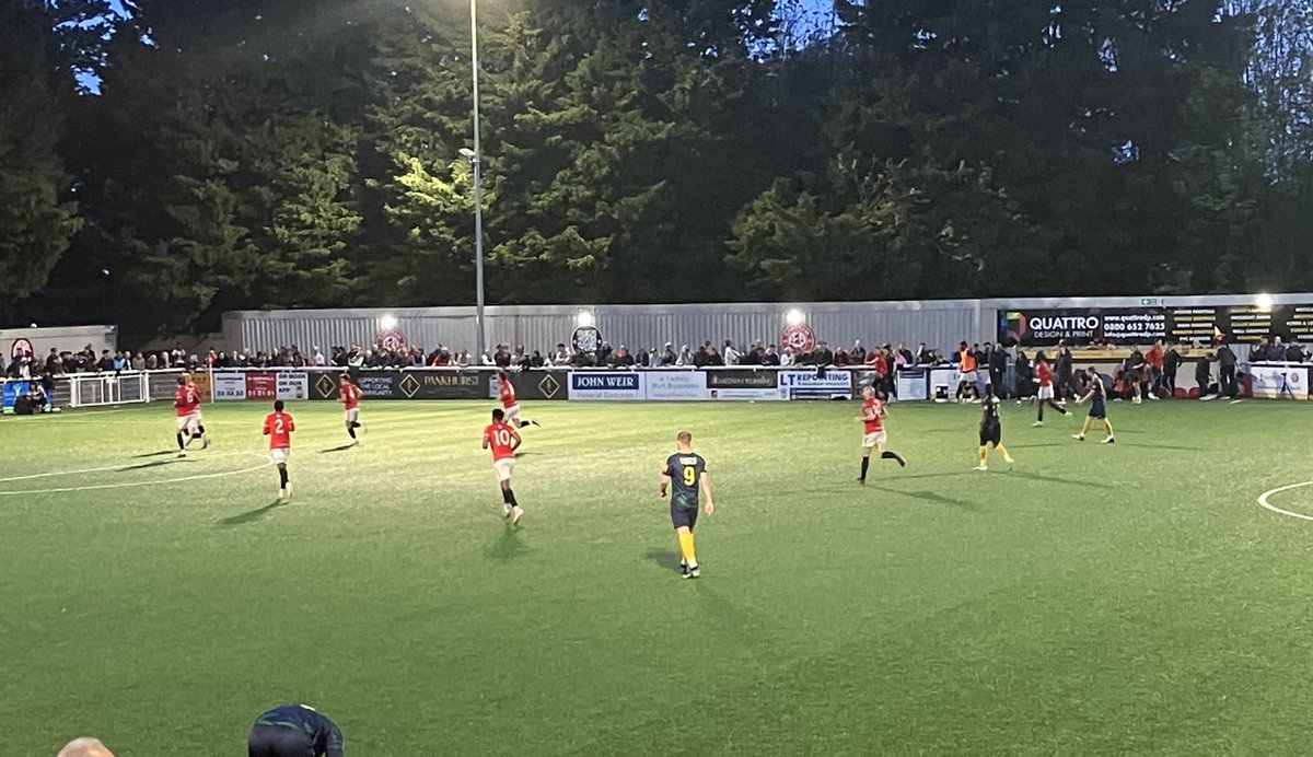 HALF TIME @ChathamTownFC 0 Horsham 0 ⚽️ A cagey first half that came to life around 38 minutes. 🥅 Hammond for the visitors hitting the post after a well-worked move…. 🔴 …Isiaka rounding the keeper but unable to get a clean shot off for Chats.