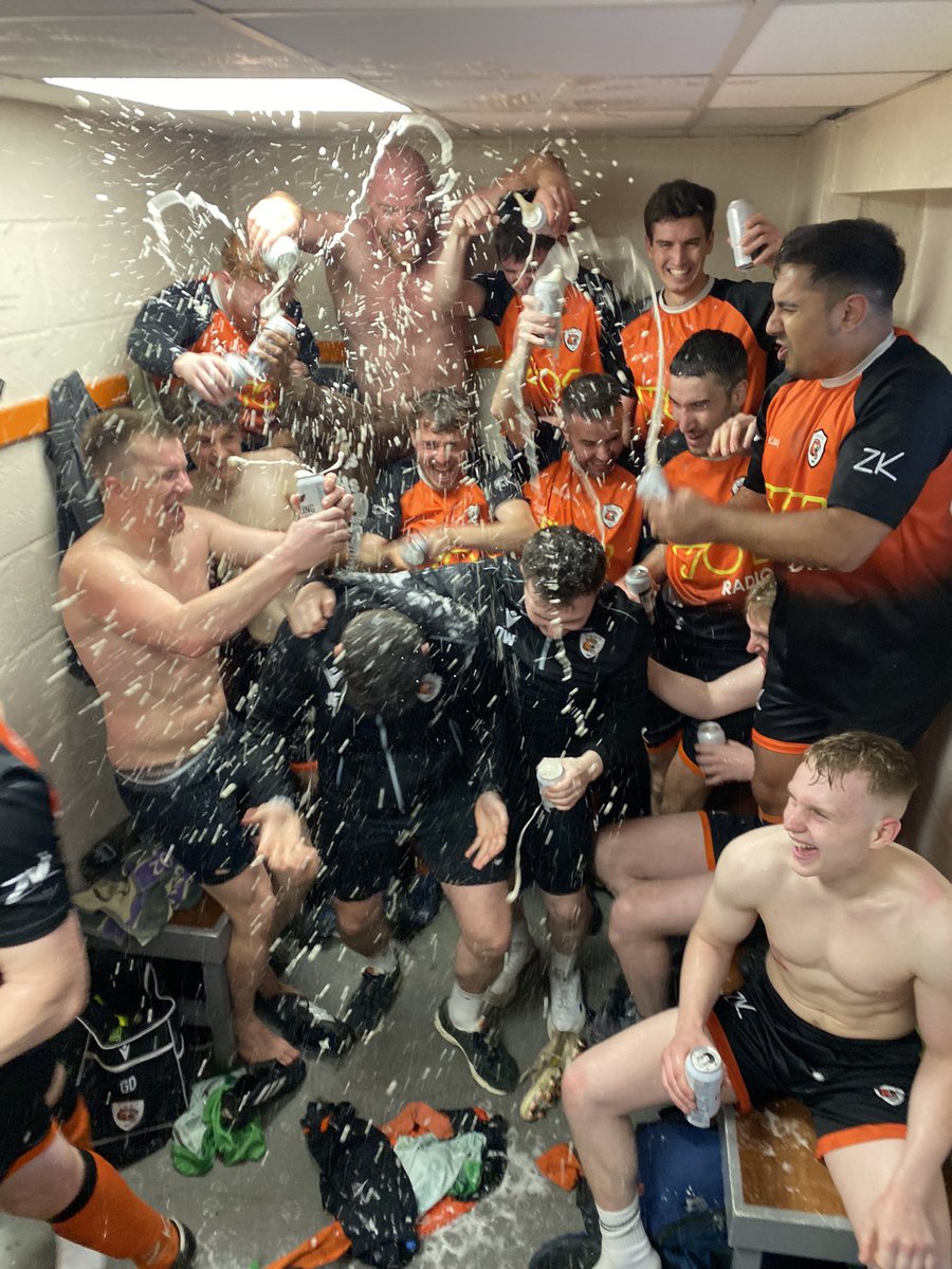 WE ARE STAYING UP SAY WE ARE STAYING UP!!

A massive 3-1 win sees us take victory and stay in the Prem for another season.

Onto the beers!!
🟠⚫️