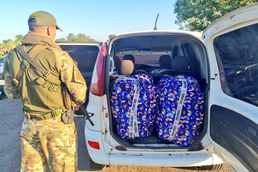 #SUMAR/ Operativo 'CUARZO' Mediante tareas de inteligencia, la @senad_paraguay interceptó una carga de 'balones' de cannabis en Arroyos y Esteros. Un hombre fue detenido por transportar 141 kilos de marihuana 'vip' destinada al microtráfico en Central. #GobiernoDelParaguay