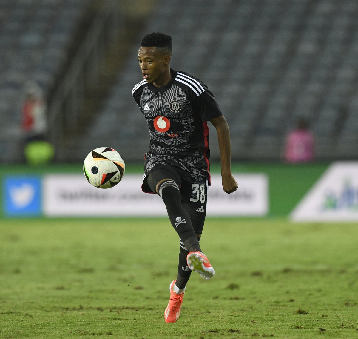 ⚽️ 4 goals 🅰️ 6 assists Relebohile Mofokeng has reached 10 goal contributions across all competitions in 2023/24. Diamond. 💎