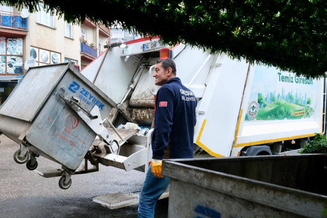 CHP’li Giresun Belediye Başkanı, 1 Mayıs’ta işçilerle birlikte çöp topladı.