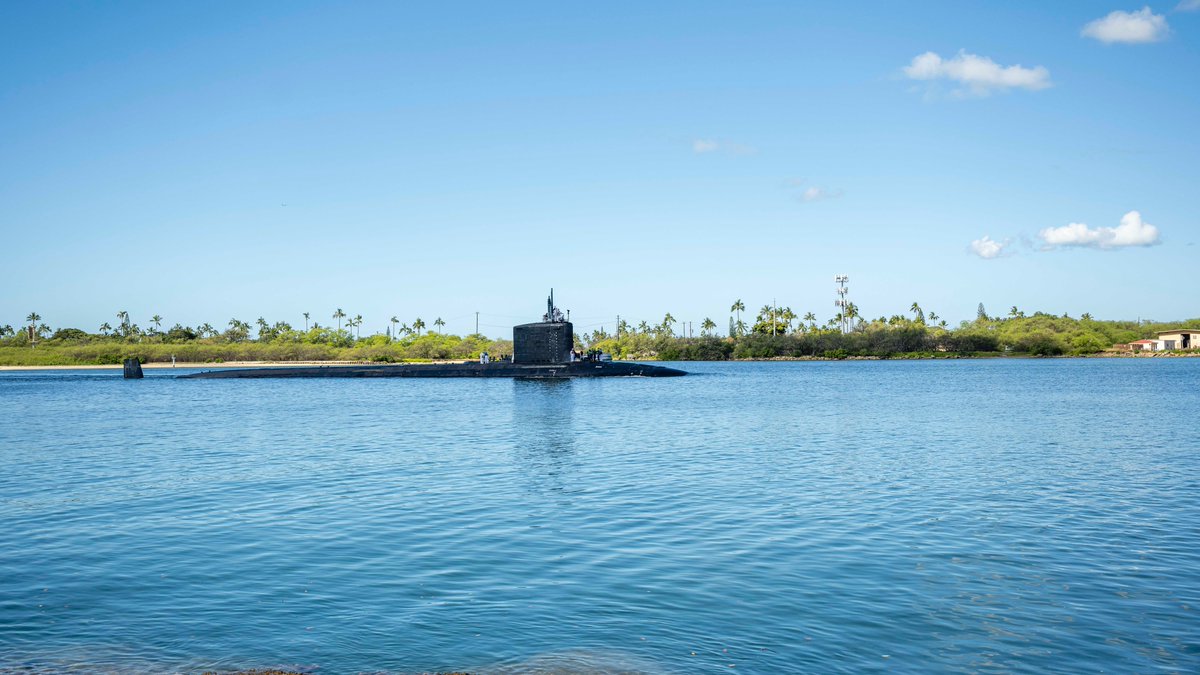 #WallpaperWednesdays USS Colorado (SSN 788) arrives at Joint Base Pearl Harbor-Hickam during its change of homeport this year.🔗dvidshub.net/r/ocgd44 ￼                                     📸MC1 Scott Barnes
                                            #PacificSubs #USSColorado