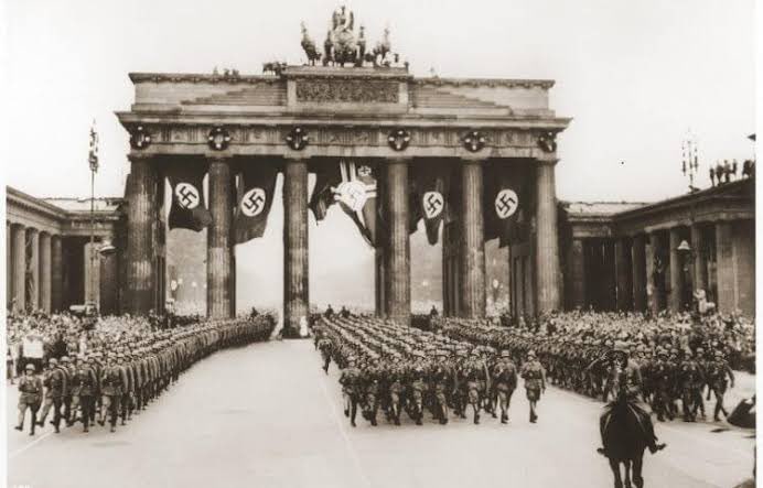Brandenburg kapısı 1940…