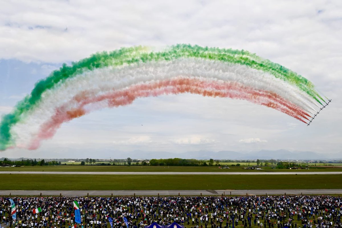 #PrimoMaggio: si è svolto oggi, a Rivolto (UD), l'ultimo addestramento acrobatico delle @FrecceTricolori prima dell'inizio della stagione 2024. Presente anche il  presidente del Senato della Repubblica Sen. Ignazio Larussa 

#AeronauticaMilitare  #latuasquadrachevola