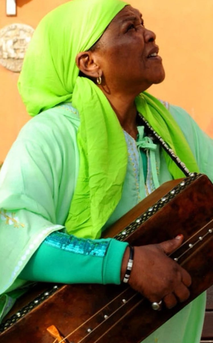 Aujourd'hui, nos cœurs sont lourds de chagrin alors que nous disons ADieu à Hasna el Bacharia, une lumière éblouissante de la musique diwane. Son génie musical et sa passion ont touché tant de vies, répandant la joie et l'inspiration à travers l'Algérie et bien au-delà.🇩🇿🕊️