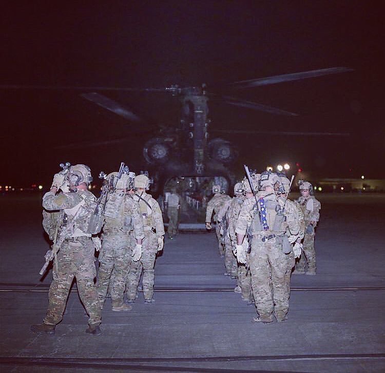 🇺🇸75. Ranger Alayı'ndan bir grup Ranger MH-47 Chinook helikopterine binmeye hazırlanıyor, Afganistan.

 „𝘙𝘢𝘯𝘨𝘦𝘳𝘴 𝘓𝘦𝘢𝘥 𝘛𝘩𝘦 𝘞𝘢𝘺” 🇺🇸⚔