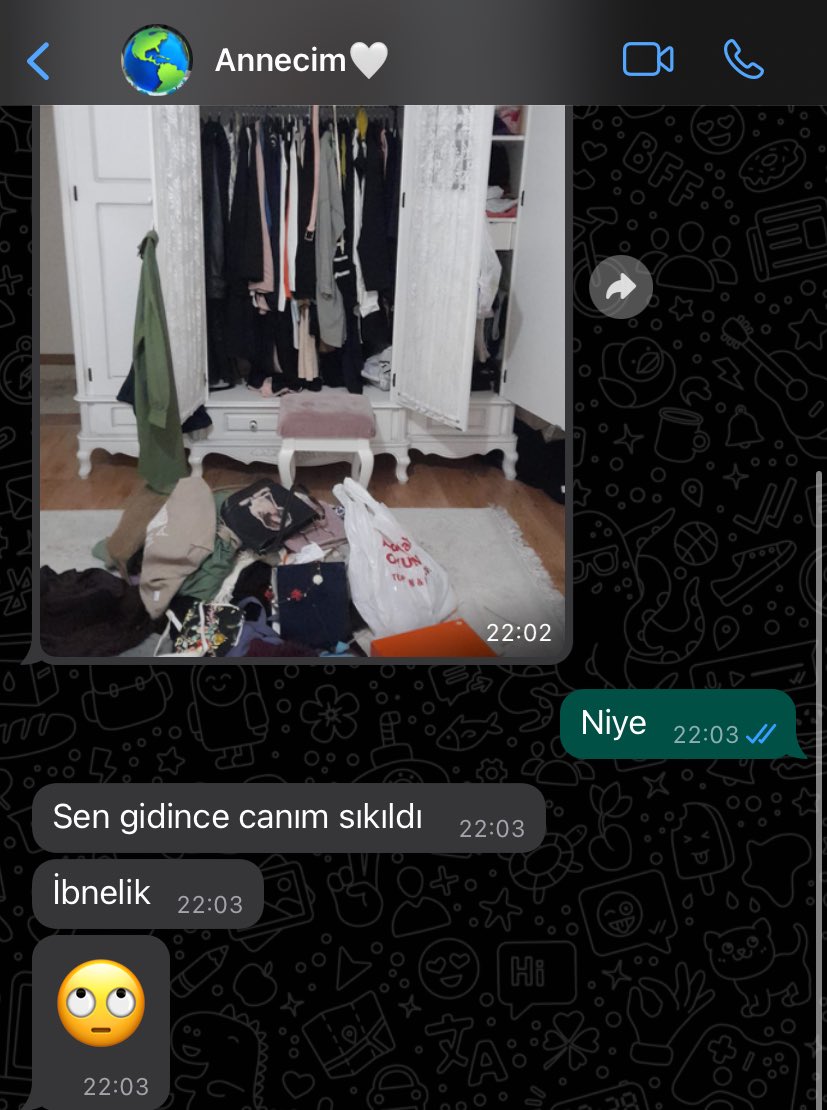 Arkadaşlarımla dışarı çıktığım normal bir akşamda annem 🥰✌🏻