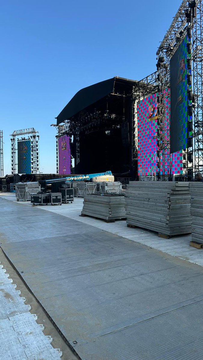 Cobertura Madonna (dia 3)

- a estrutura do palco original da tour já tá praticamente instalada