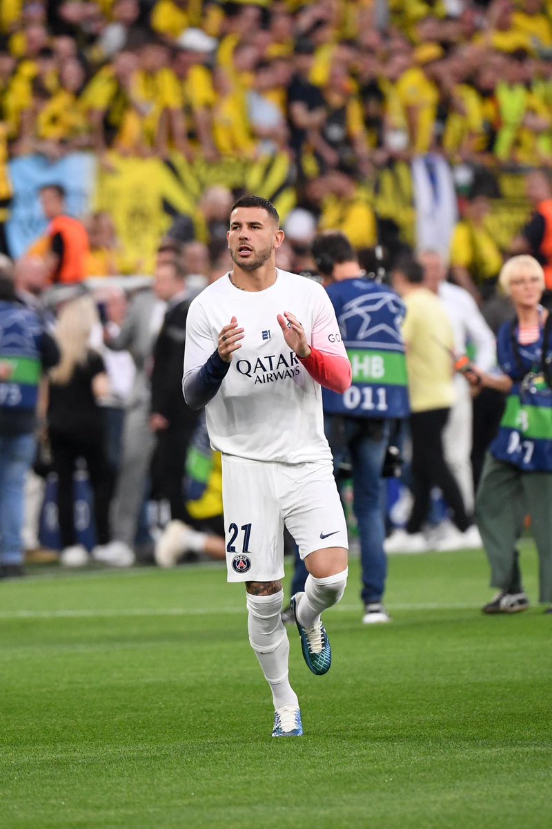 Coup dur pour le PSG. Lucas Hernandez (touché au genou) doit céder sa place. 🤕❤️💙

Beraldo va le remplacer.