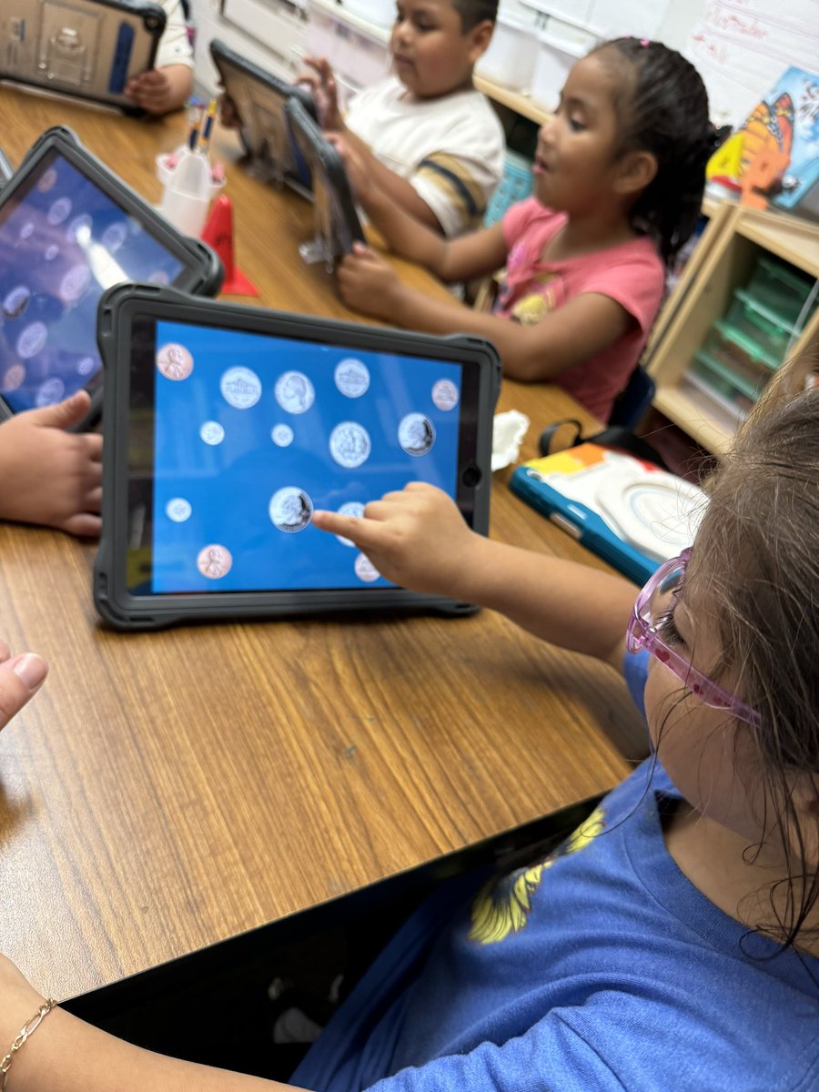 Kinder kiddos at @ohemustangs used Magic Move in #Keynote to sort coins. I saw the most excited little boy cheer “yay I get to send this to my parents!!” when I told him to add to @Seesaw. Seesaw offers a powerful school to home connection for our little learners! #RISDWeAreOne