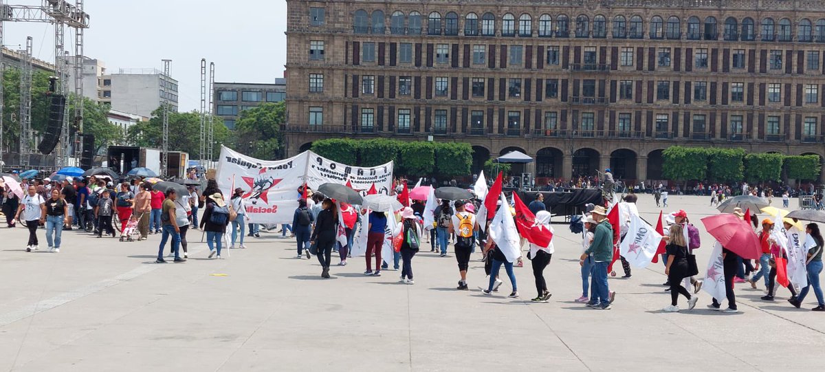 #AlMomento Llega al Zócalo contingente de la Organización de Lucha Popular, en apoyo a gremio laboral, hoy #DiaDelTrabajo