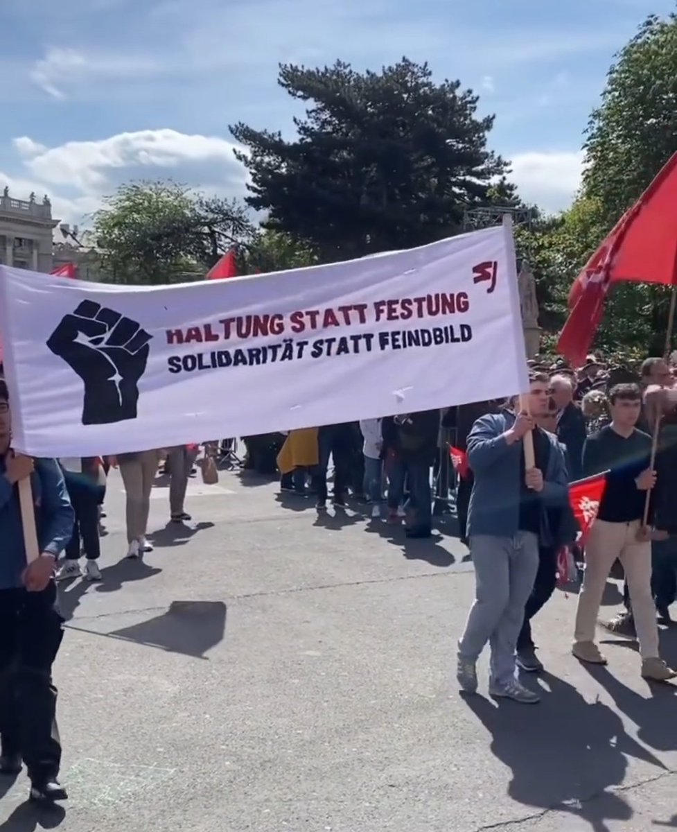 Unser Spruch 'Haltung statt Festung' macht die Runde - danke an die @sjwien, die heute mit vielen Schildern und Transpis die unmenschlichen Zustände an den EU-Außenngrenzen, die illegalen Pushbacks, den menschenverachtenden Asylpakt GEAS thematisiert hat. #1Mai2024 #MayDay