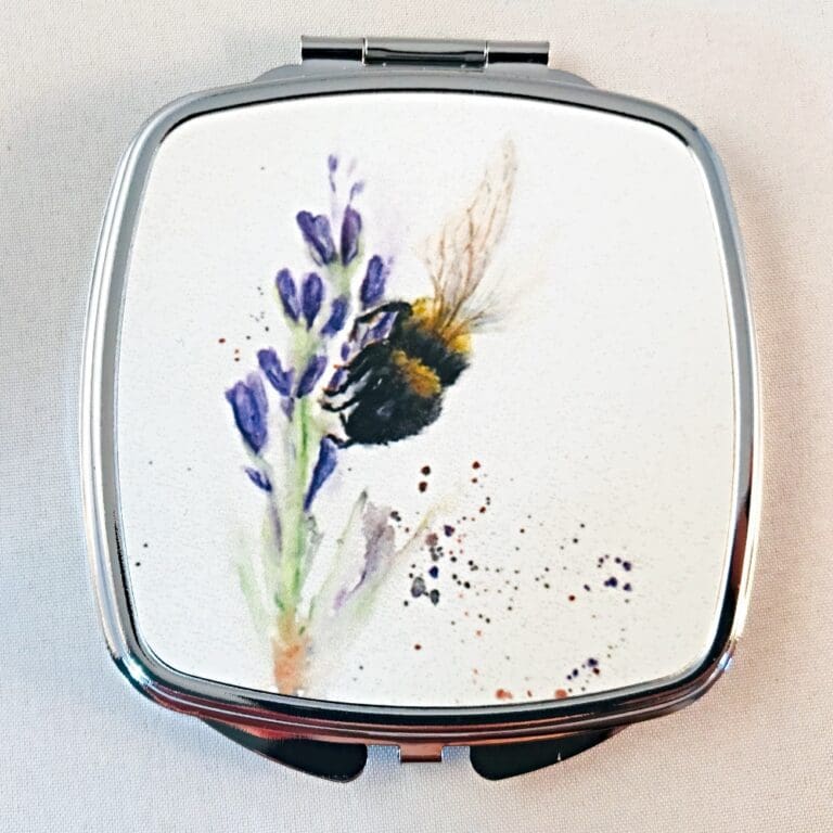 This Bee artwork Mirror Compact would make a pretty gift thebritishcrafthouse.co.uk/product/bee-mi… #bees #artwork #giftideas #mirror #MHHSBD