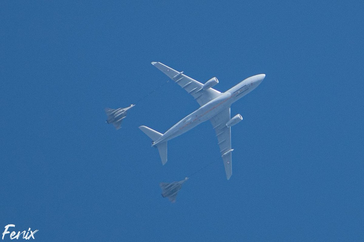 Ravitaillement en vol de deux #Rafale par un MRTT.
Omnirole-rafale.com