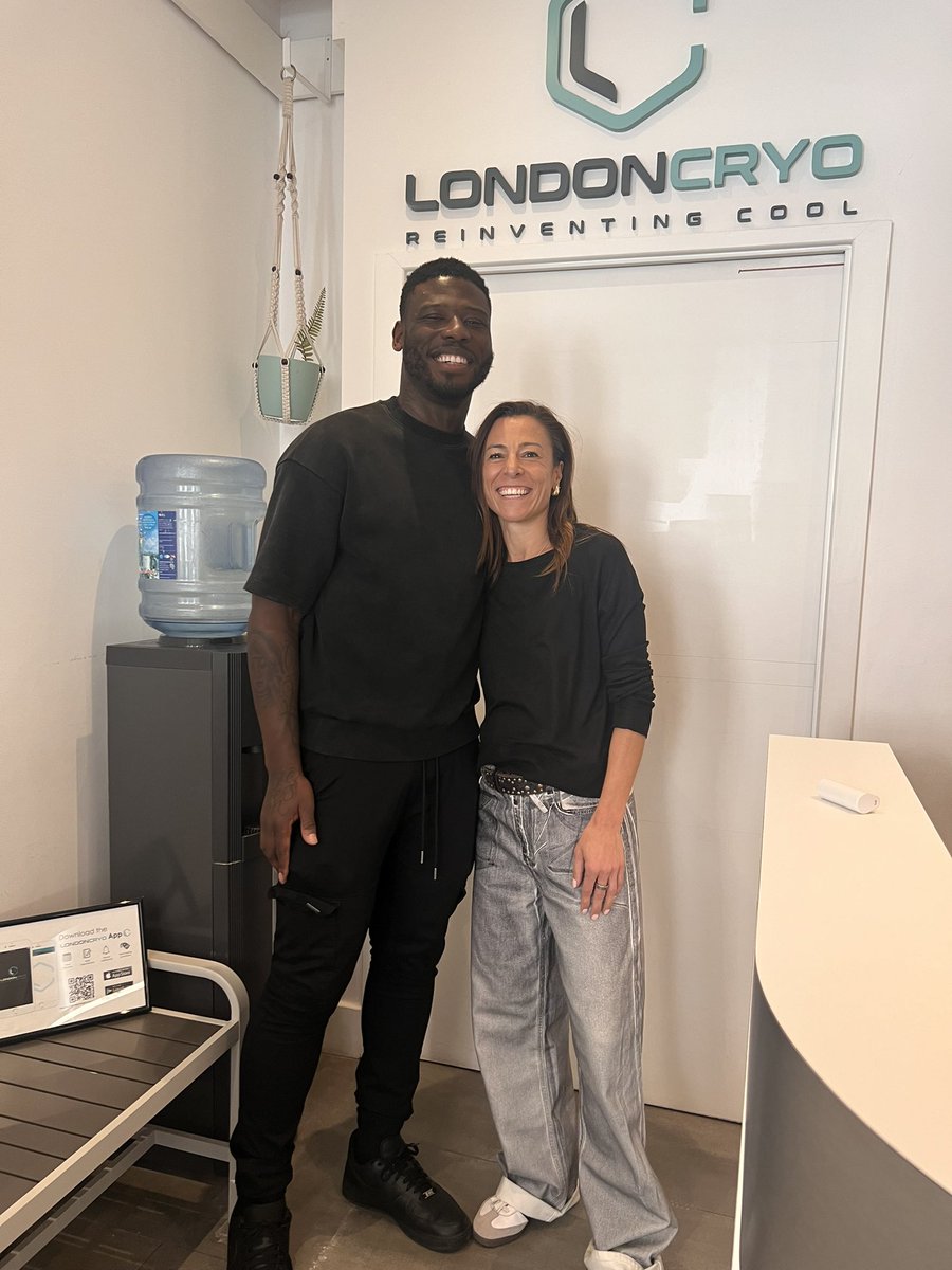How it’s going 2024…,how it started 2017. The OG of LondonCryo  @chamberlain_  Great to see you champ 🥊in for a recovery session with us between his press conference #londoncryo #wellness #recovery #reinventingcool #recoverlikeapro