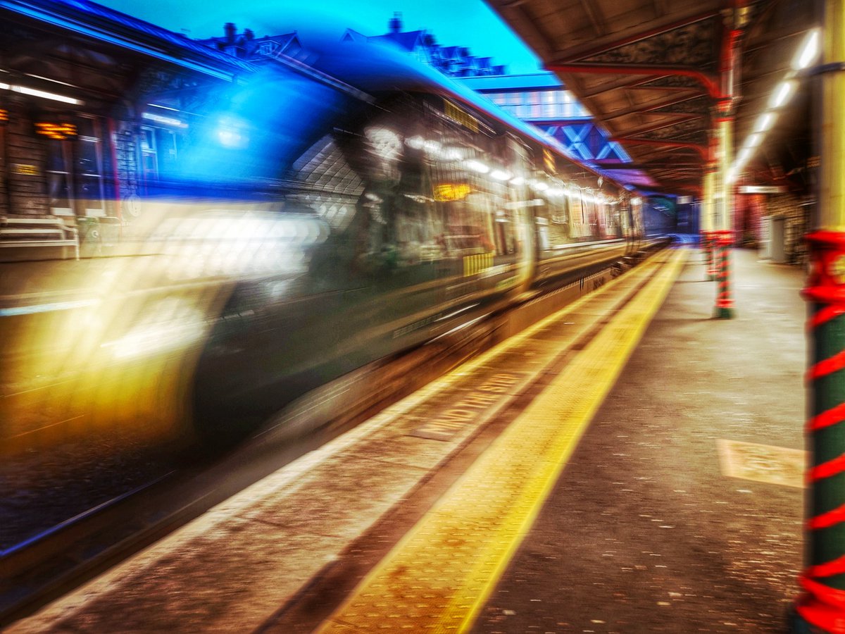 Incoming high speed train, Teignmouth 

#icmphotography #ICM #longexposurephotography