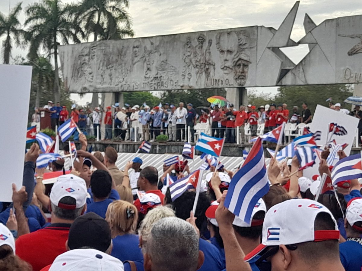 Un mar de pueblo en #HolguinSi celebrando el #1roMayo. Ni la lluvia nos puede parar.  #IzquierdaLatina. #CorazónRojo.