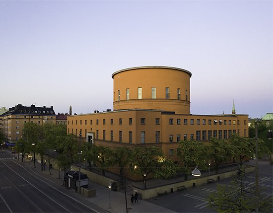 Nos livres voyagent en #Europe : 'Huaca tesouros sagrados dos povos da América Latina' et 'Nyama tesouros sagrados dos povos africanos' sont à la Stockholms stadsbibliotek 🇸🇪 👍 @GrandPalaisRmn @LaurencePaix